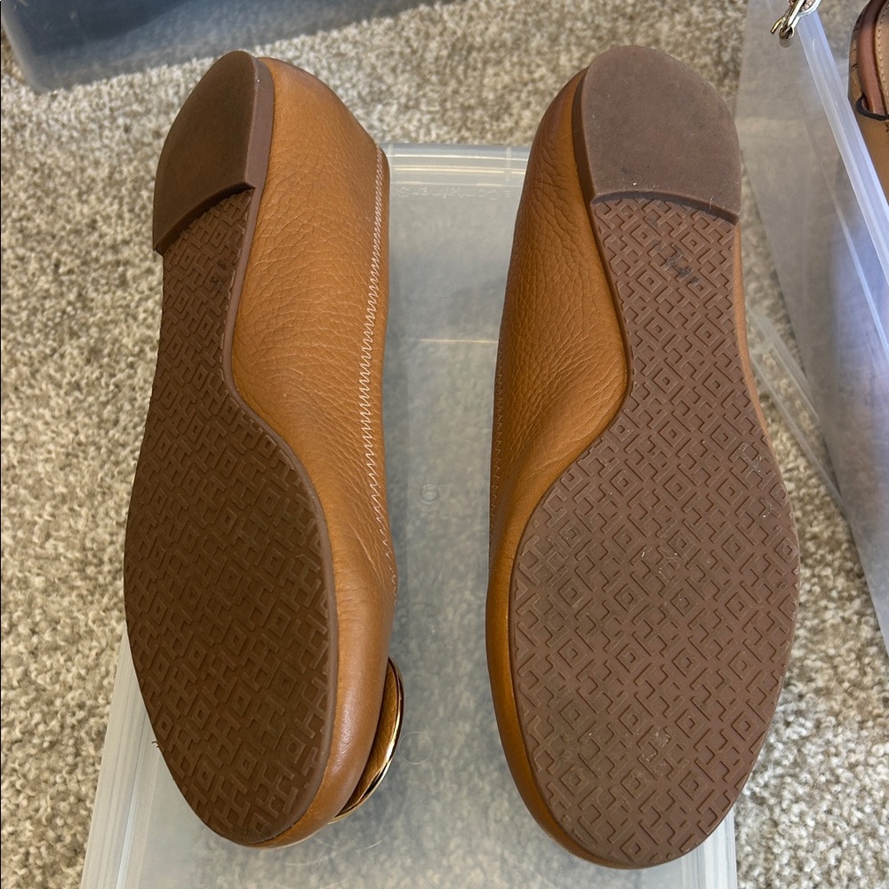Tory Burch Tan Leather Loafers with Gold Emblem size 9 - Picture 2 of 2